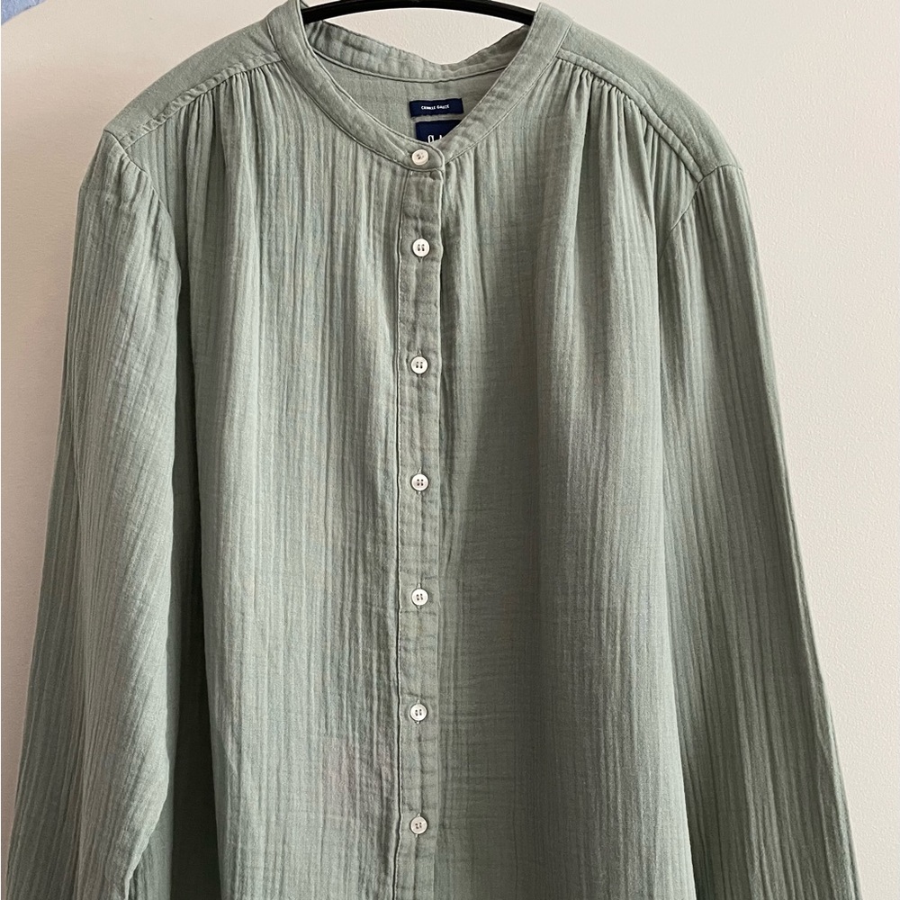 Gap crinkle gauze long sleeve shirt.